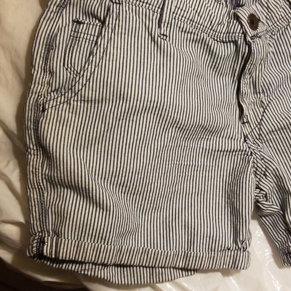 Shorts - Picture 3 of 8